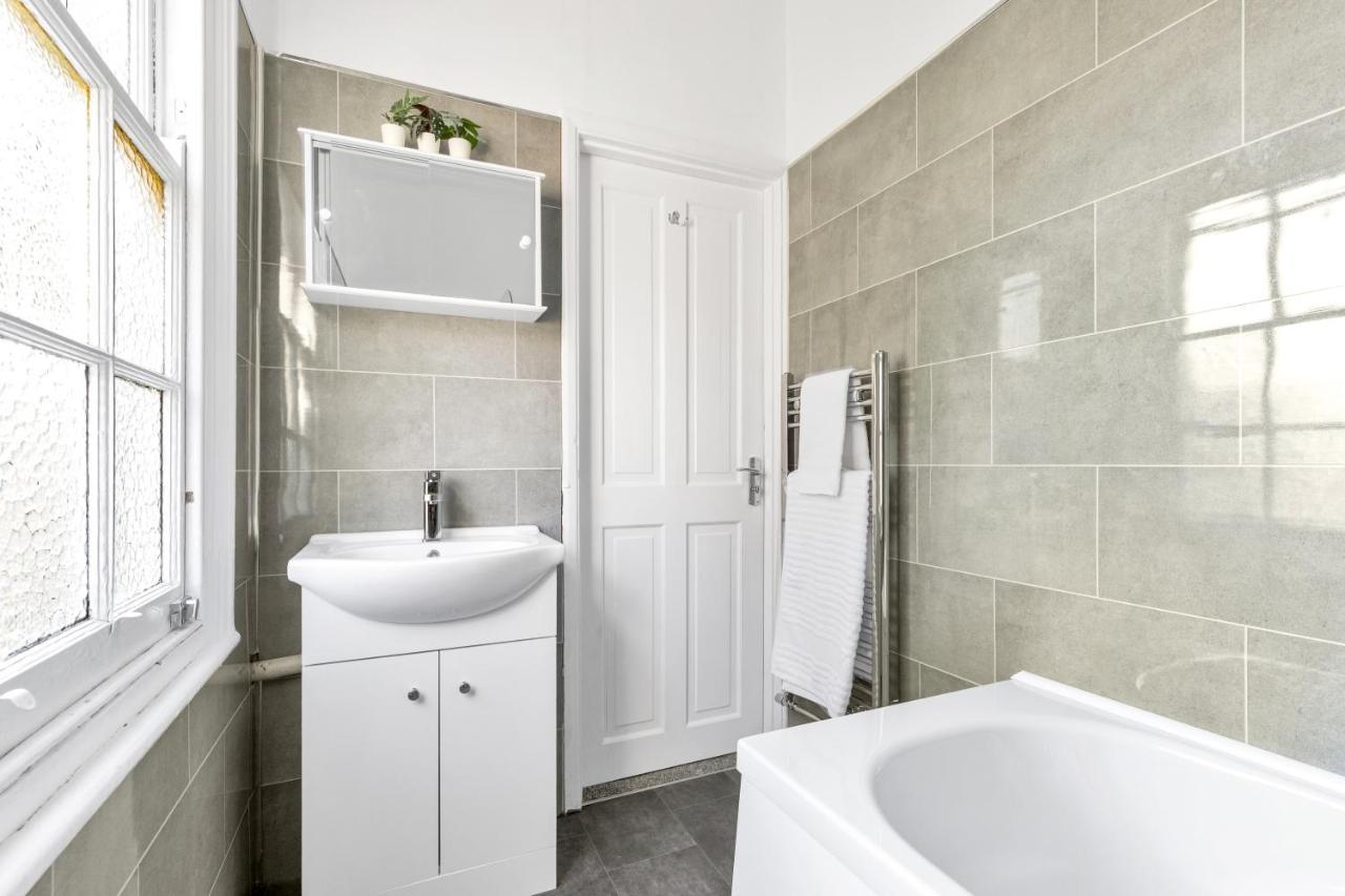 Modern Two Bedroom Apartment With Free Parking! London Eksteriør billede