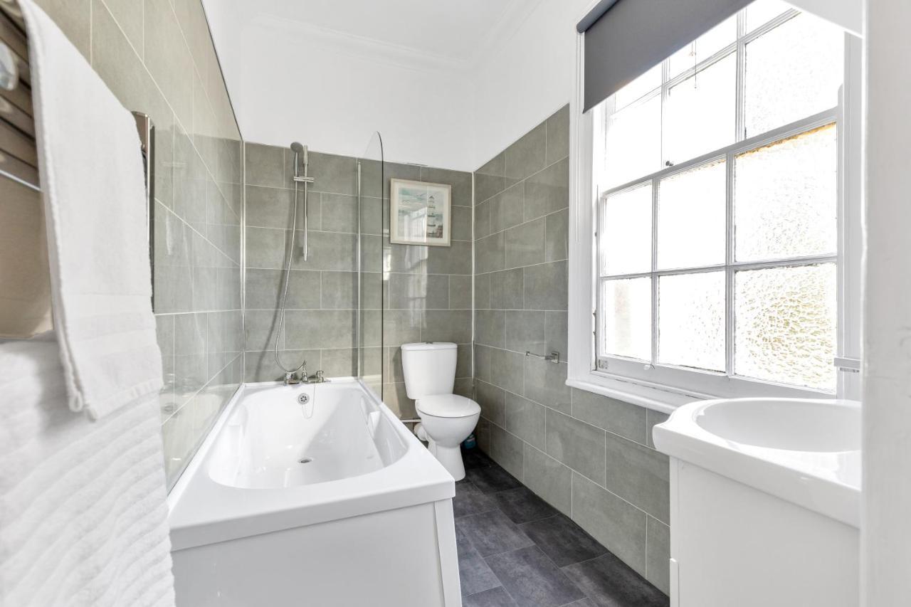 Modern Two Bedroom Apartment With Free Parking! London Eksteriør billede