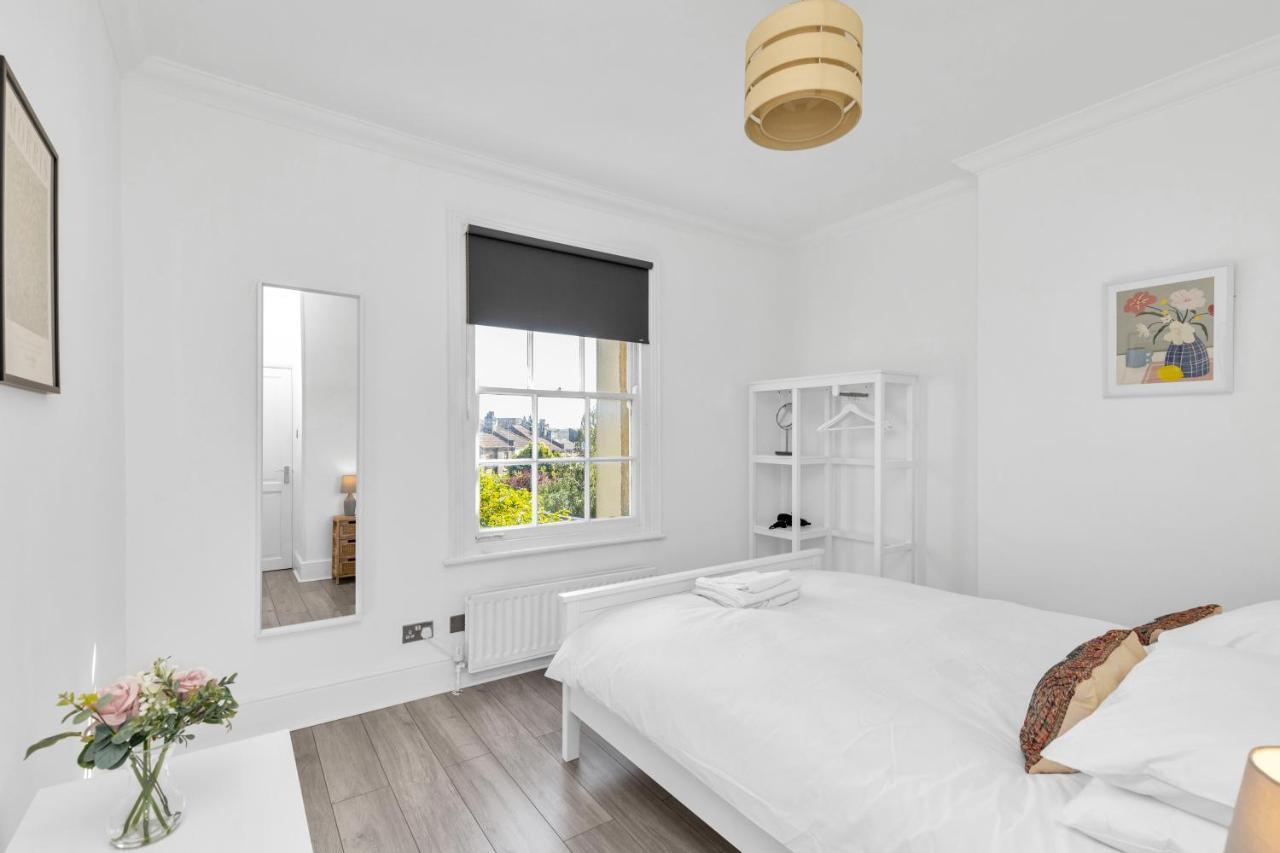 Modern Two Bedroom Apartment With Free Parking! London Eksteriør billede